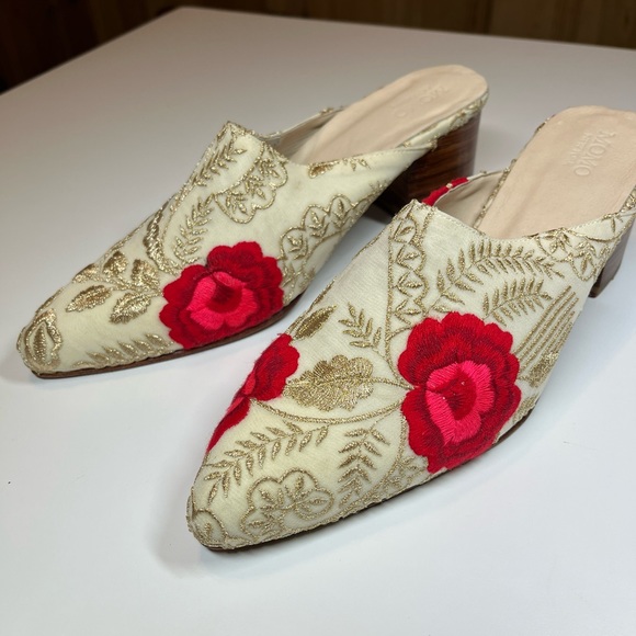 BRAND NEW! Momo of New York slides. - Picture 5 of 7